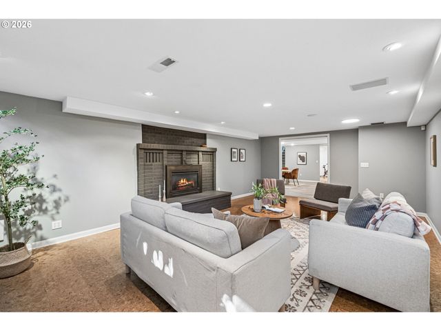 7955 Sw 4TH Ave, Portland, OR 97219
