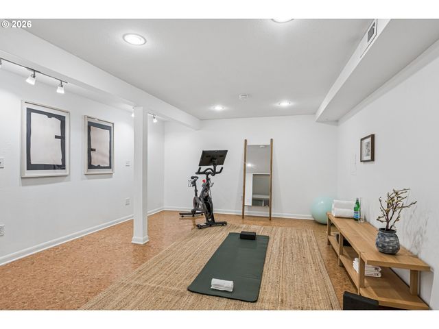 7955 Sw 4TH Ave, Portland, OR 97219