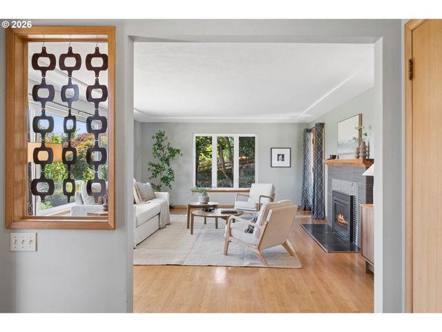 7955 Sw 4TH Ave, Portland, OR 97219