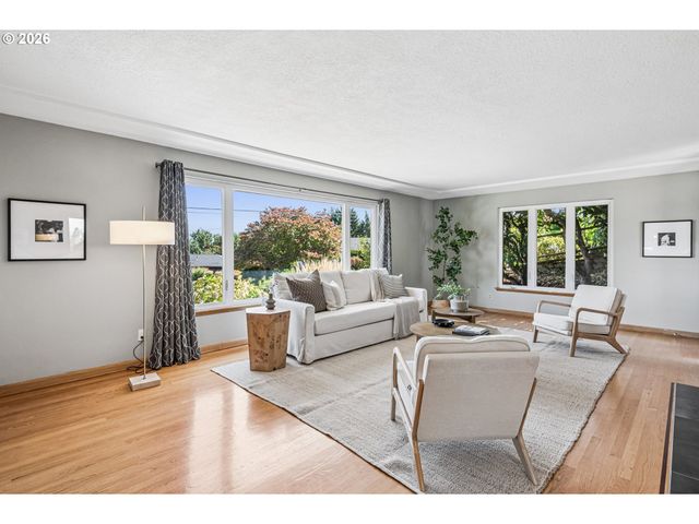 7955 Sw 4TH Ave, Portland, OR 97219