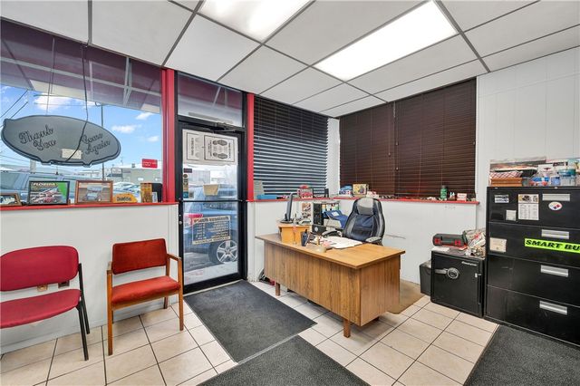 186 Perry Highway, West View, PA 15229