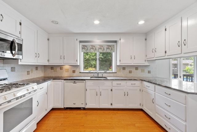 2 Rourke Lane, Lynnfield, MA 01940