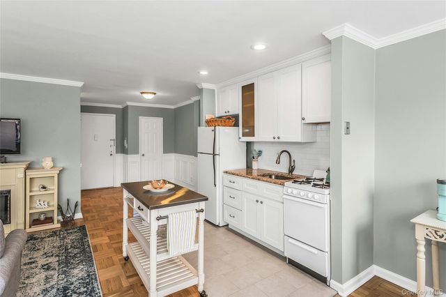 315 Atlantic Avenue 1N, East Rockaway, NY 11518