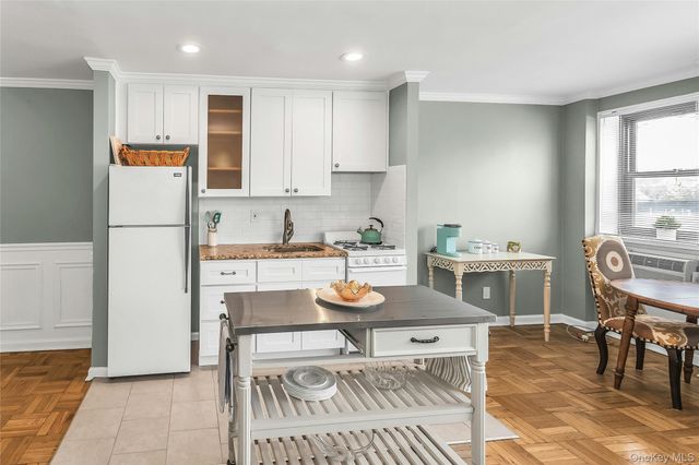 315 Atlantic Avenue 1N, East Rockaway, NY 11518