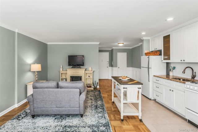 315 Atlantic Avenue 1N, East Rockaway, NY 11518