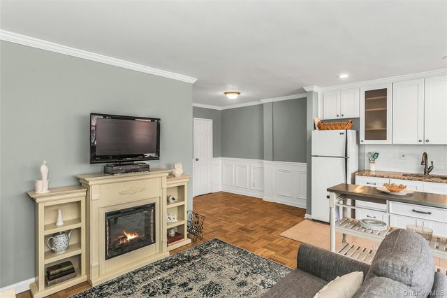 315 Atlantic Avenue 1N, East Rockaway, NY 11518