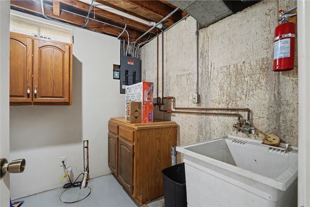 1229 Hertz Drive SE, Cedar Rapids, IA 52403
