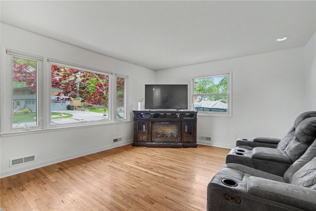 1229 Hertz Drive SE, Cedar Rapids, IA 52403