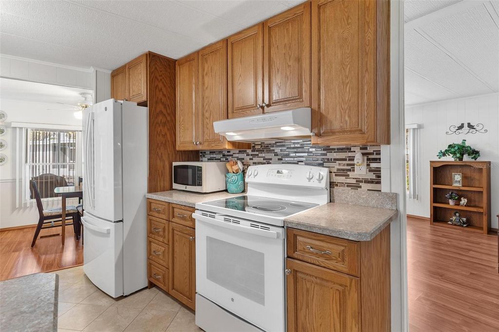 Image 18 of property listing at 141 PARKLAND DRIVE, Eustis, FL 32726