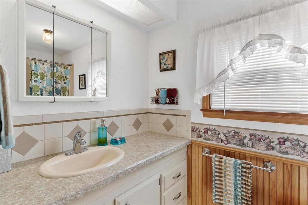 Image 29 of property listing at 141 PARKLAND DRIVE, Eustis, FL 32726