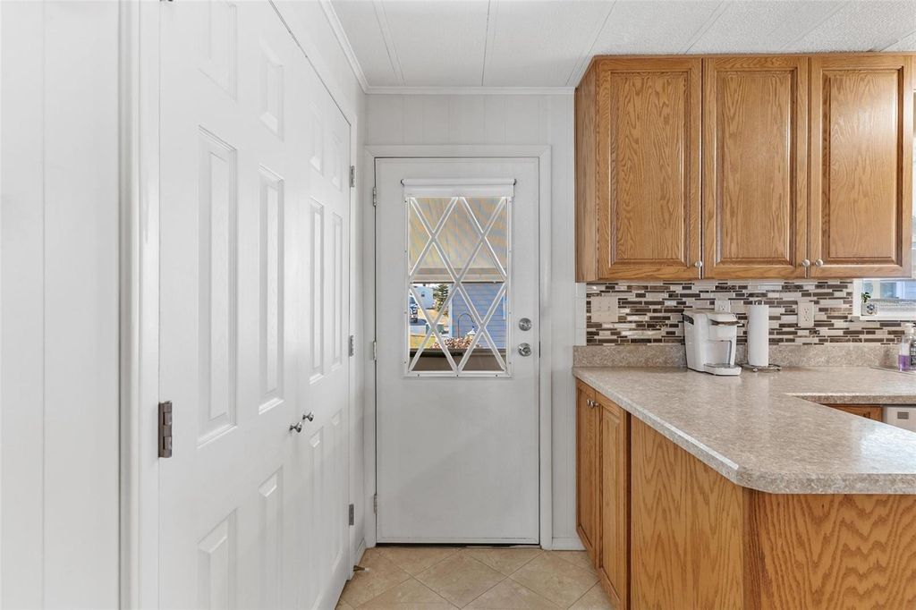 Image 7 of property listing at 141 PARKLAND DRIVE, Eustis, FL 32726