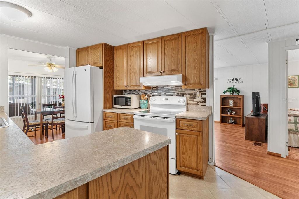 Image 8 of property listing at 141 PARKLAND DRIVE, Eustis, FL 32726