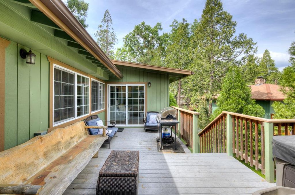 Image 10 of property listing at 39410 Manzanita Drive, Oakhurst, CA 93644