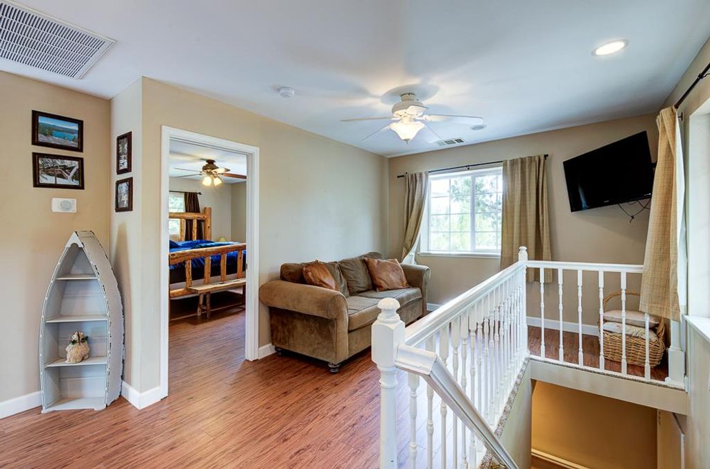 Image 13 of property listing at 39410 Manzanita Drive, Oakhurst, CA 93644