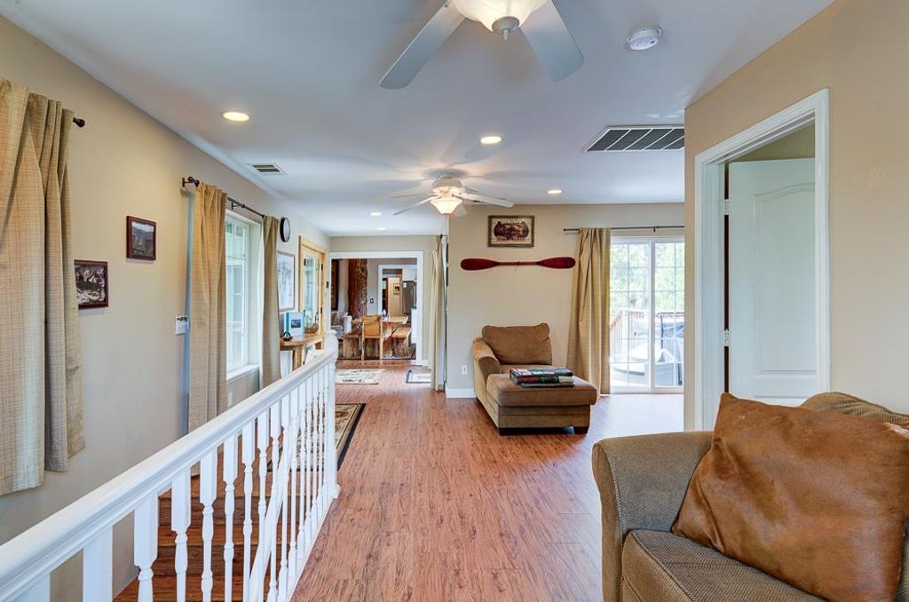 Image 14 of property listing at 39410 Manzanita Drive, Oakhurst, CA 93644