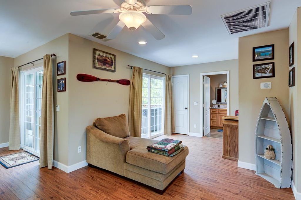 Image 15 of property listing at 39410 Manzanita Drive, Oakhurst, CA 93644