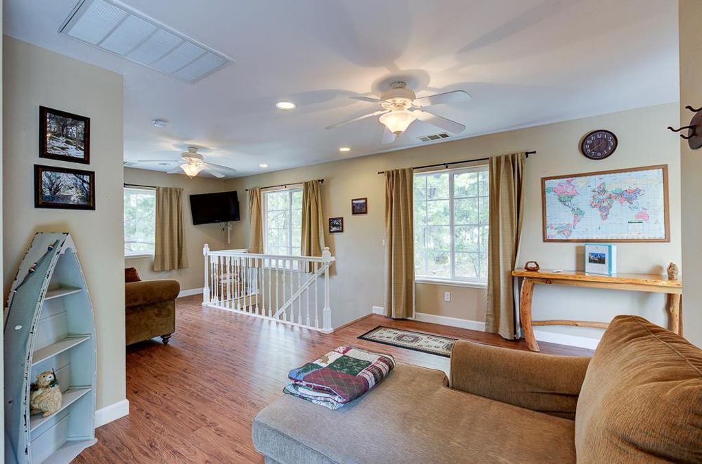 Image 16 of property listing at 39410 Manzanita Drive, Oakhurst, CA 93644