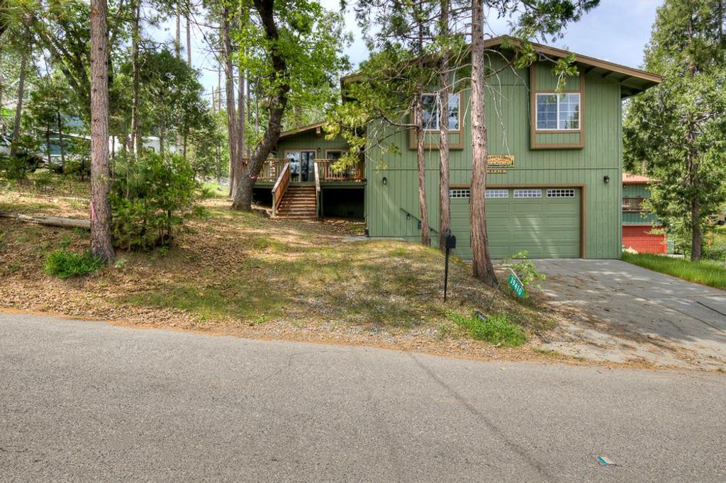 Image 2 of property listing at 39410 Manzanita Drive, Oakhurst, CA 93644