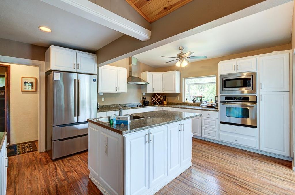 Image 23 of property listing at 39410 Manzanita Drive, Oakhurst, CA 93644