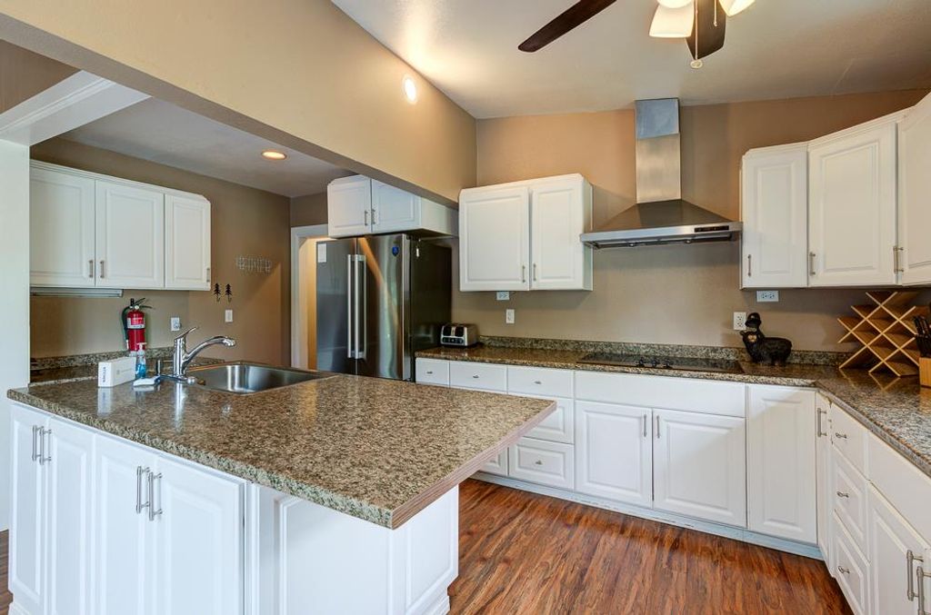 Image 24 of property listing at 39410 Manzanita Drive, Oakhurst, CA 93644