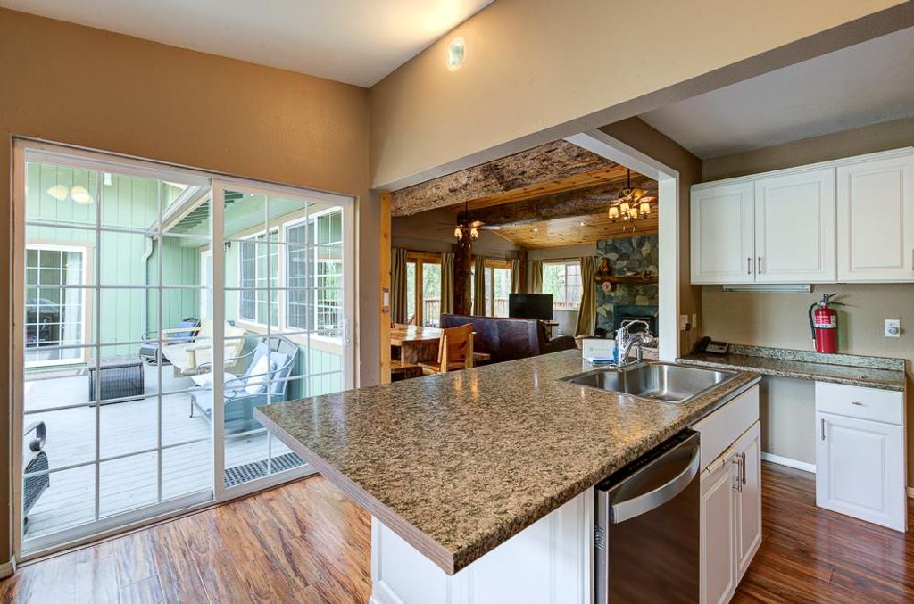 Image 25 of property listing at 39410 Manzanita Drive, Oakhurst, CA 93644