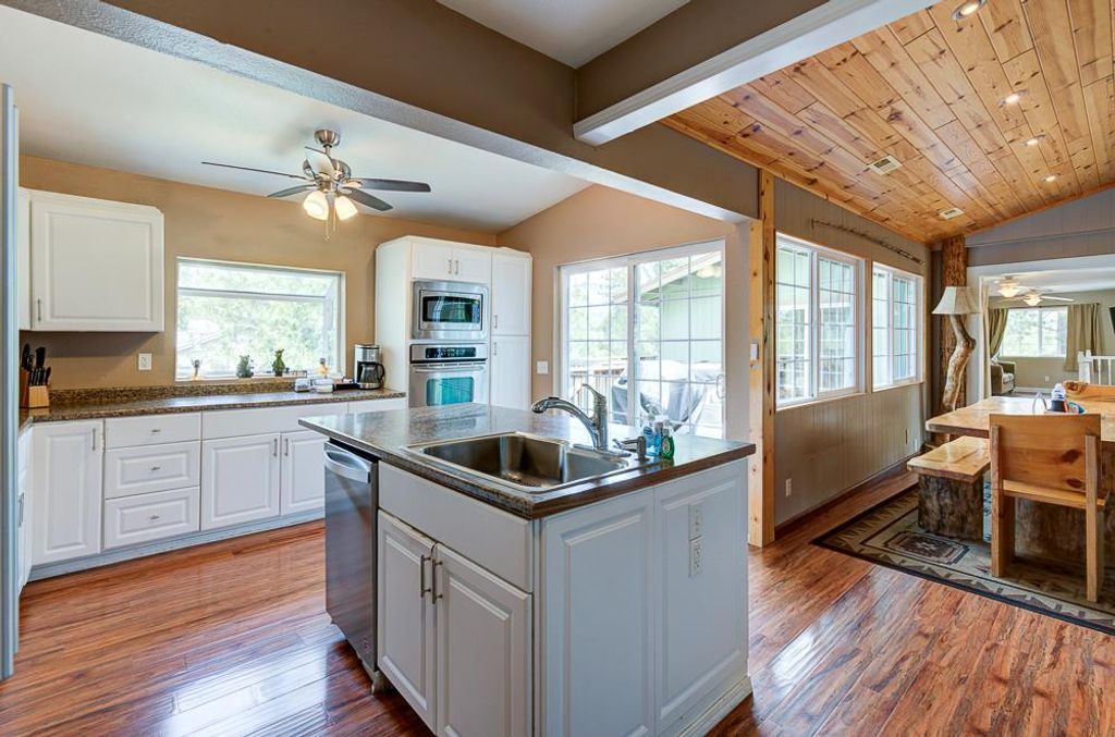 Image 26 of property listing at 39410 Manzanita Drive, Oakhurst, CA 93644