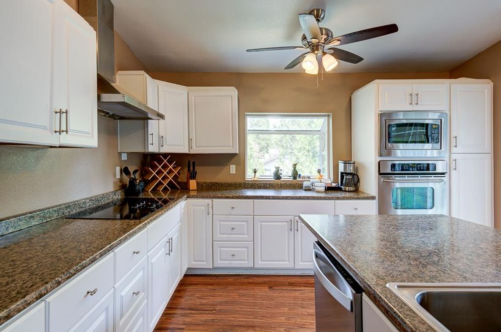 Image 27 of property listing at 39410 Manzanita Drive, Oakhurst, CA 93644