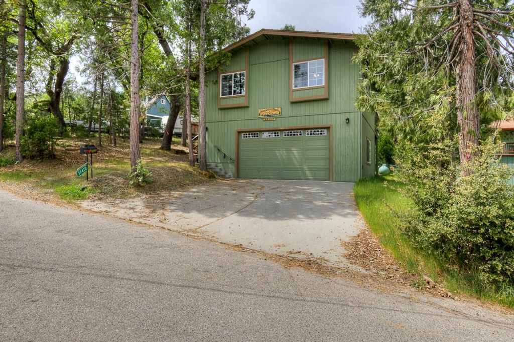 Image 3 of property listing at 39410 Manzanita Drive, Oakhurst, CA 93644