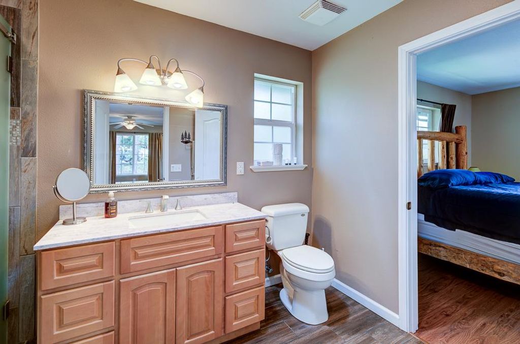 Image 32 of property listing at 39410 Manzanita Drive, Oakhurst, CA 93644
