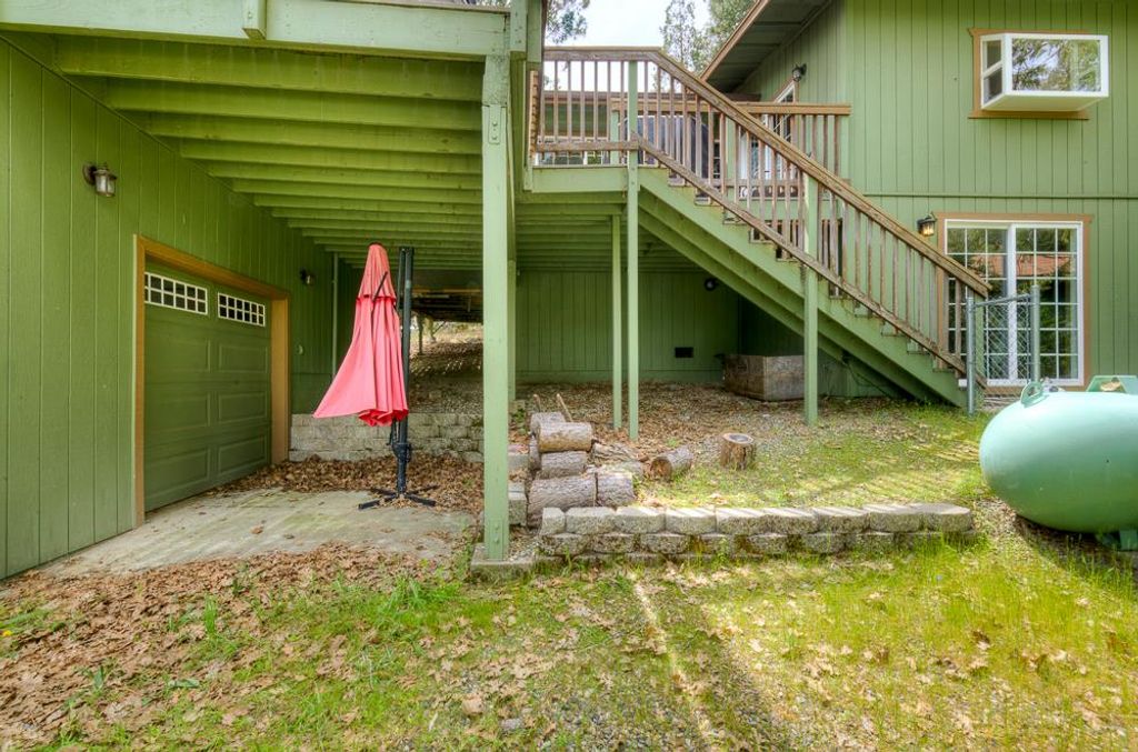 Image 43 of property listing at 39410 Manzanita Drive, Oakhurst, CA 93644