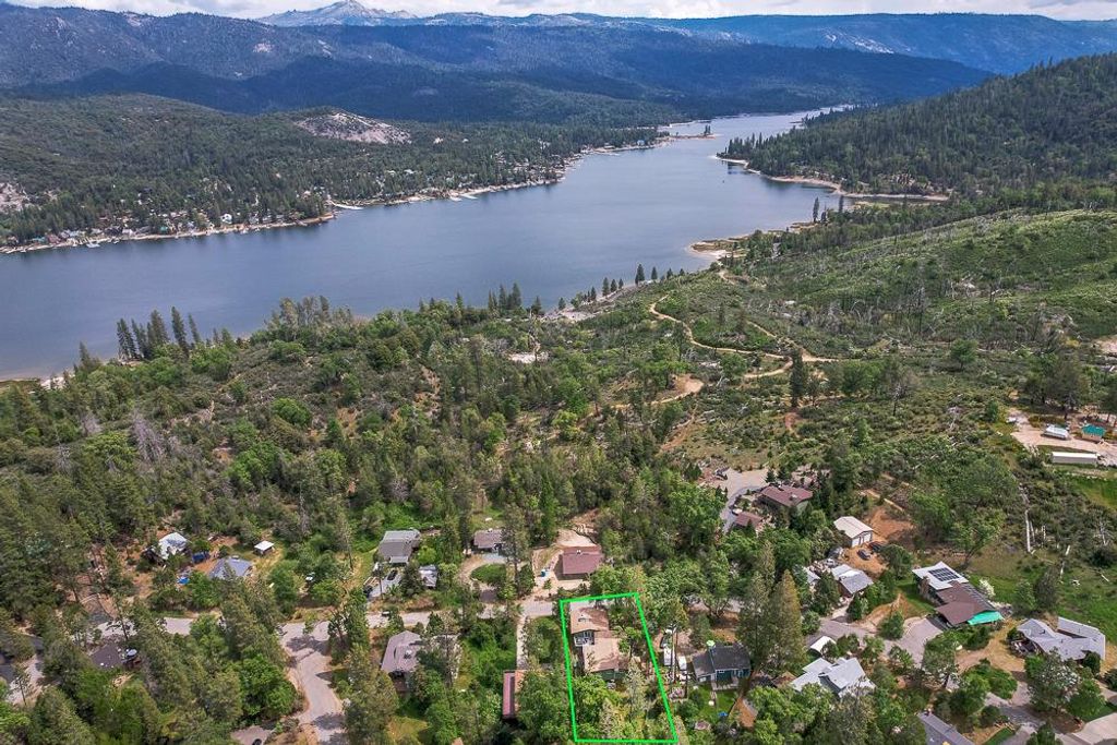 Image 50 of property listing at 39410 Manzanita Drive, Oakhurst, CA 93644