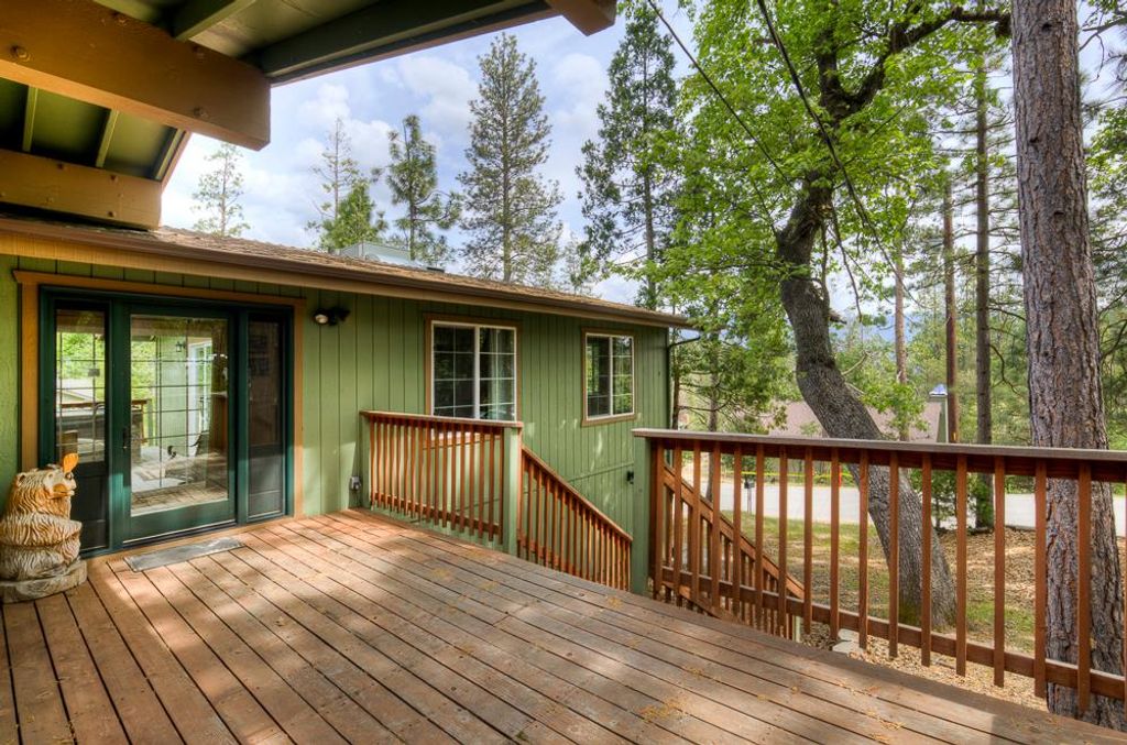 Image 6 of property listing at 39410 Manzanita Drive, Oakhurst, CA 93644