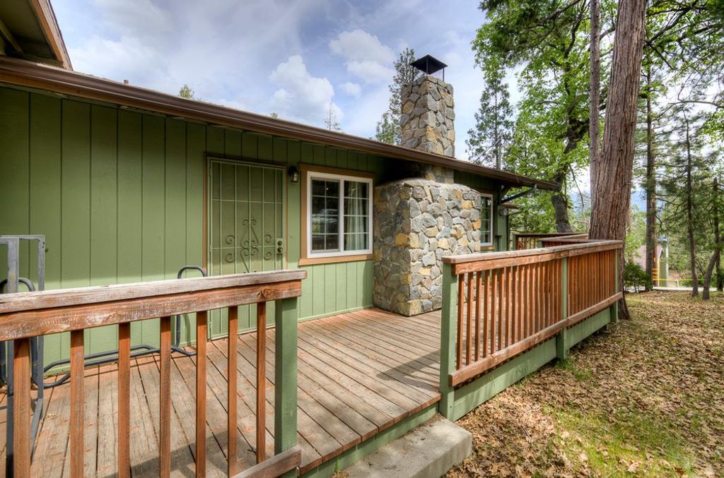 Image 8 of property listing at 39410 Manzanita Drive, Oakhurst, CA 93644