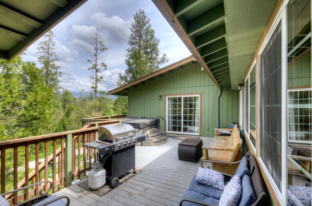 Image 9 of property listing at 39410 Manzanita Drive, Oakhurst, CA 93644