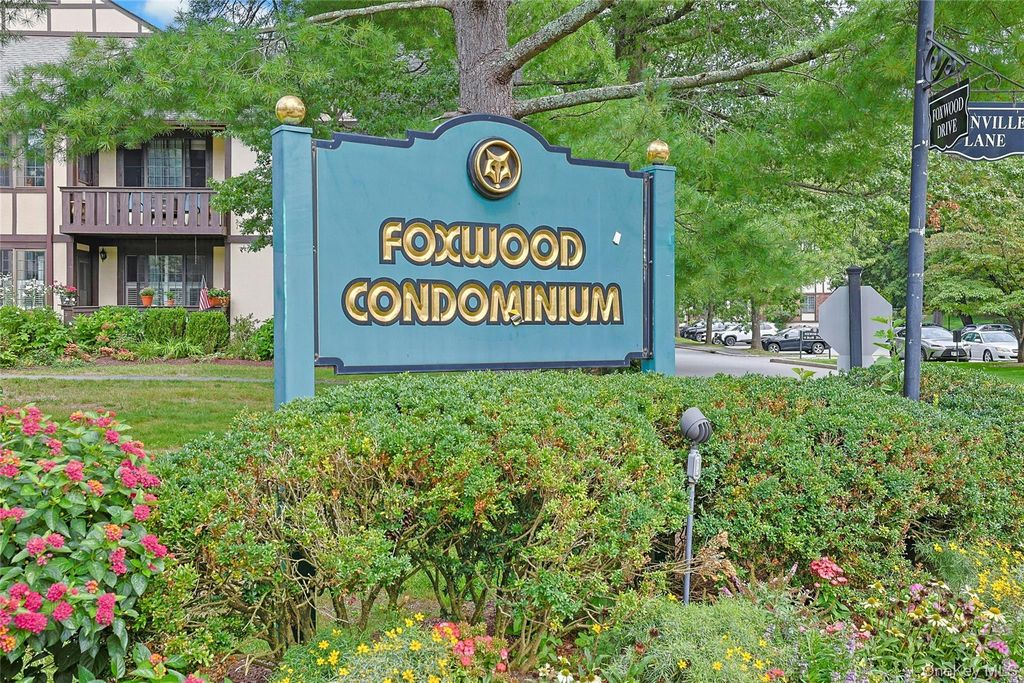 16 Foxwood Drive 8, Pleasantville, NY 10570 — exterior