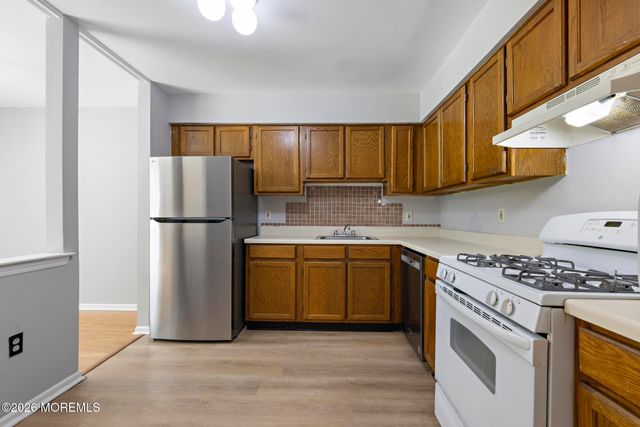 39 Oak Lane, Eatontown, NJ 07724