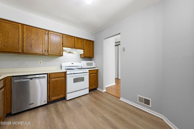 39 Oak Lane, Eatontown, NJ 07724