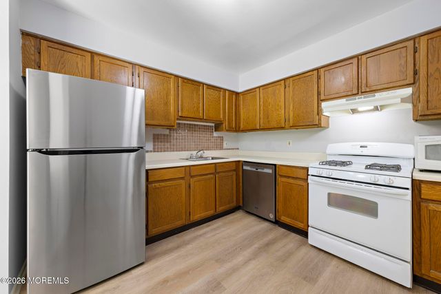 39 Oak Lane, Eatontown, NJ 07724