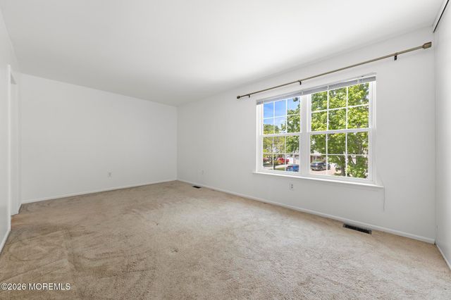 39 Oak Lane, Eatontown, NJ 07724