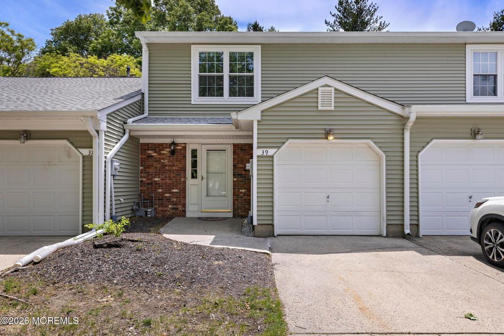 39 Oak Lane, Eatontown, NJ 07724