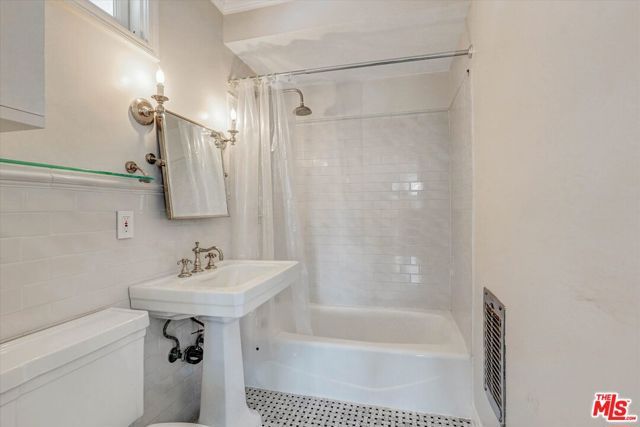 2200 Outpost Drive, Los Angeles, CA 90068