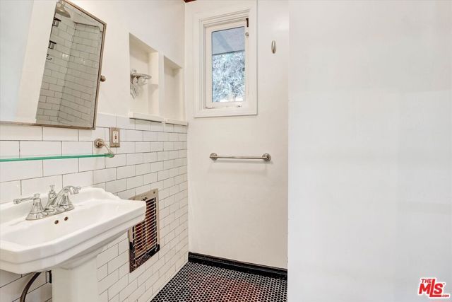 2200 Outpost Drive, Los Angeles, CA 90068