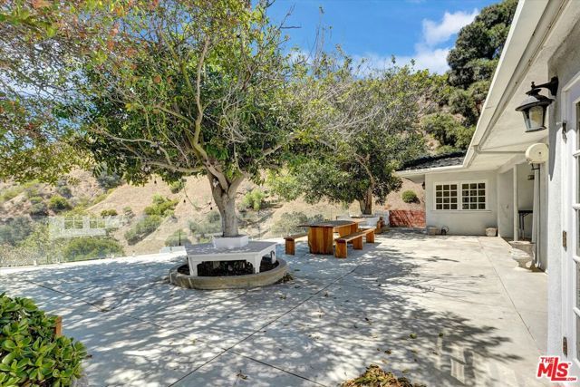 2200 Outpost Drive, Los Angeles, CA 90068