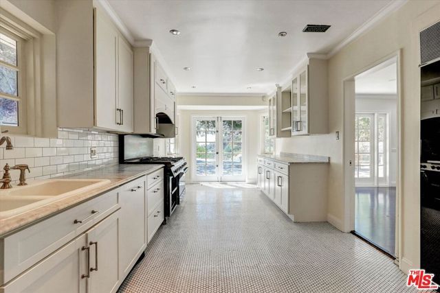 2200 Outpost Drive, Los Angeles, CA 90068
