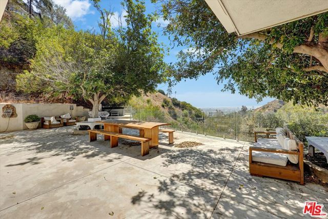 2200 Outpost Drive, Los Angeles, CA 90068