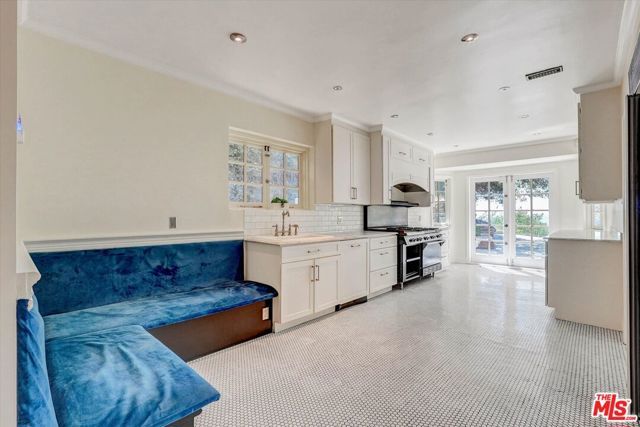2200 Outpost Drive, Los Angeles, CA 90068