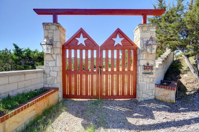 324 E HEADWATERS RANCH RD, Kendalia, TX 78027