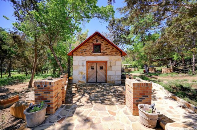 324 E HEADWATERS RANCH RD, Kendalia, TX 78027