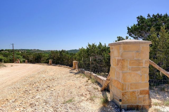 324 E HEADWATERS RANCH RD, Kendalia, TX 78027