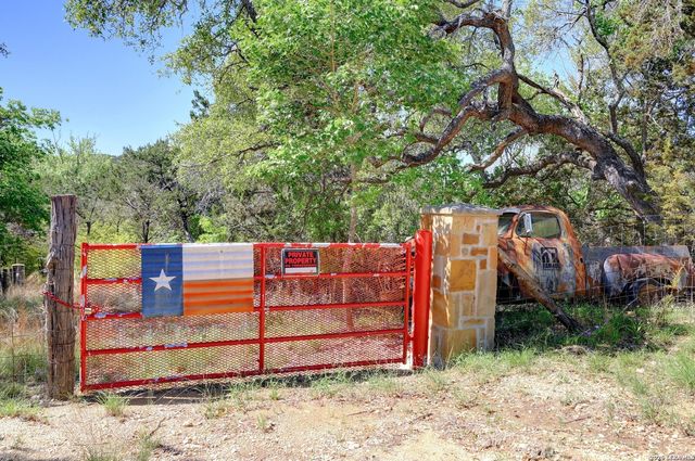 324 E HEADWATERS RANCH RD, Kendalia, TX 78027